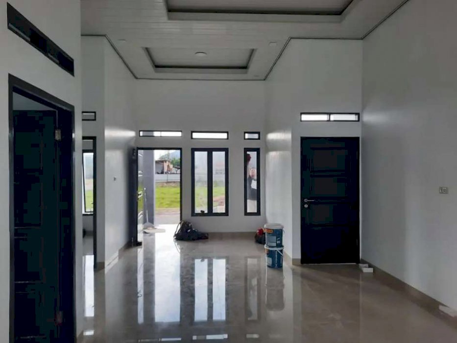 Rumah Mewah Pinggir Jalan