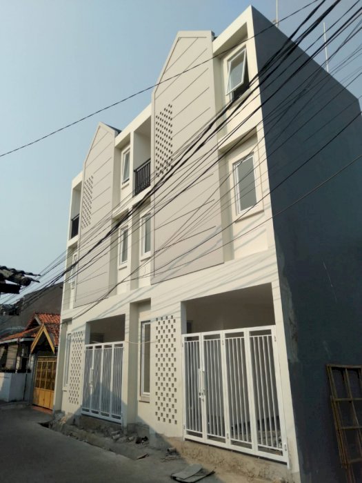 JUAL RUMAH 3 LANTAI RAWABELONG KEBON JERUK JAKARTA BARAT