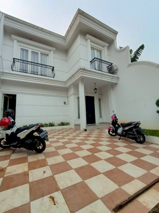 RUMAH JAGAKARSA HUNIAN FULLY FURNISHED READY NON CLUSTER  2 UNITS DENGAN DESIGN CLASSIC SIAP HUNI JAKARTA SELATAN.
