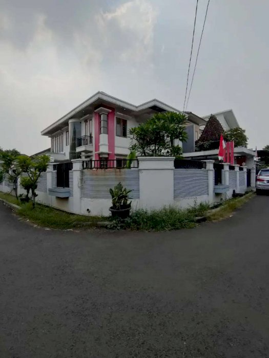 Rumah Posisi Hook Lingkungan Tenang Akses Jalan Lebar Di Condet