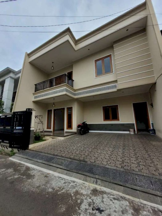 Rumah siap huni Dalam Komplek Elite Nan Tenang Bebas Banjir