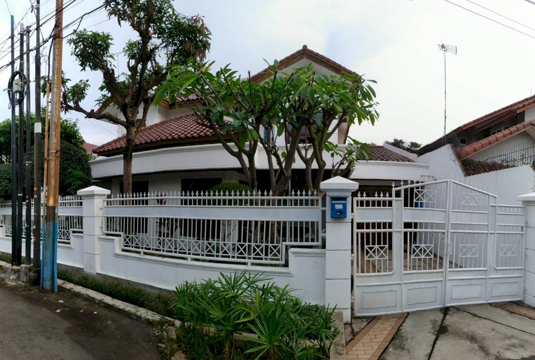 Di jual rumah 2 lantai di kompleks perumahan