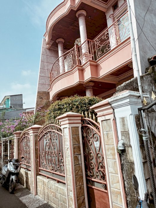 Dijual cepat (nego sampai jadi )Rumah 3 Lantai, cocok dibuat kosan