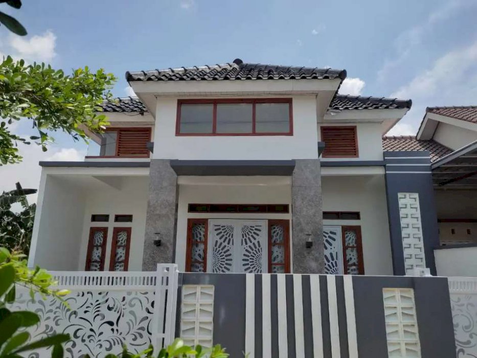 Rumah Mewah Dalam Komplek Perumahan Griya Sejahtera