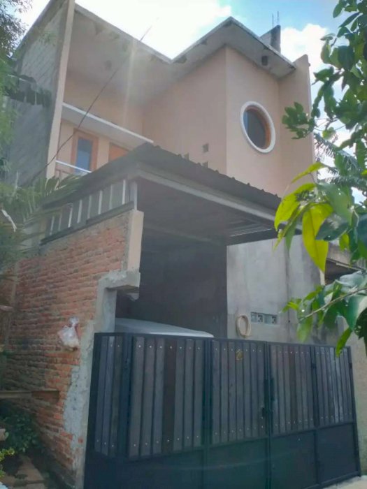 Dua lantai Tanah seratus