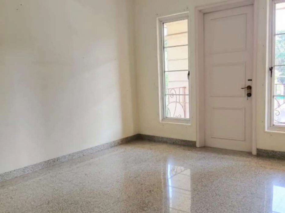 Disewakan Tahunan Rumah Baverly Golf Unfurnished Lippo Karawaci