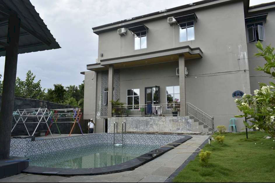 DI JUAL CEPAT RUMAH SECOND MASIH TERWAT ADA KOLAM RENANG DIJLSIMPANG 3