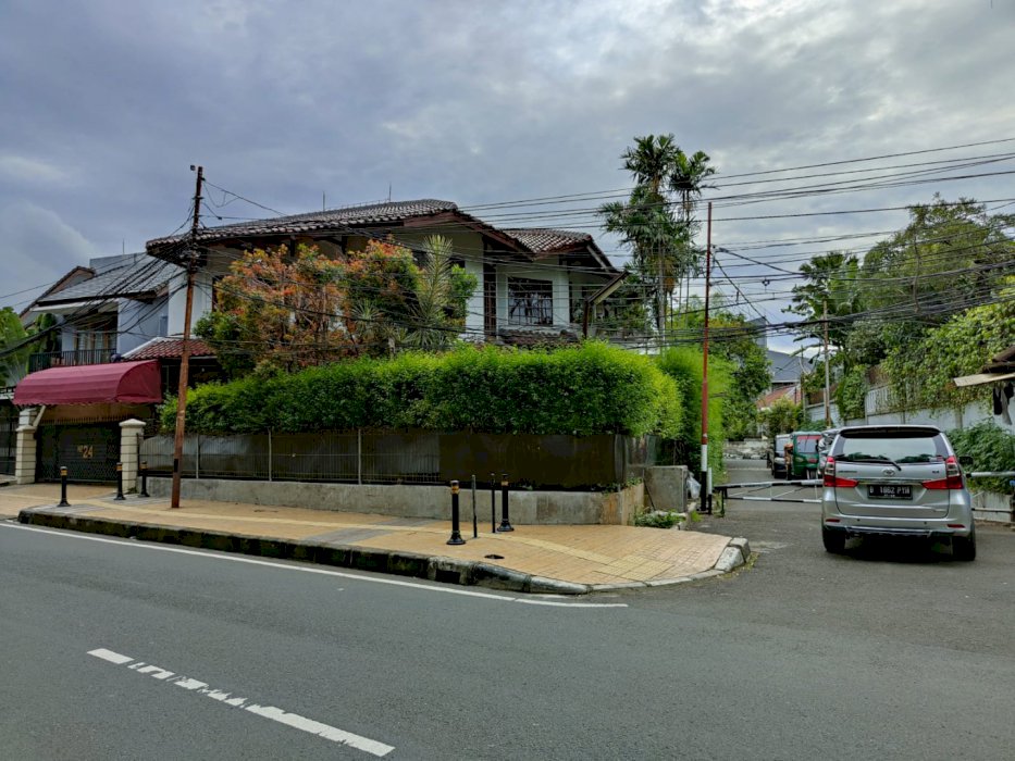 Dijual Rumah Secondary Siap Huni Samping Jalan Umum Di Pulomas Jakarta Timur.