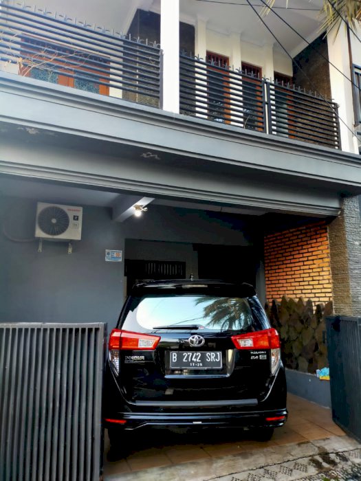 Disewakan rumah 2 Lantai, ada garasi dan AC di masing2 kamar