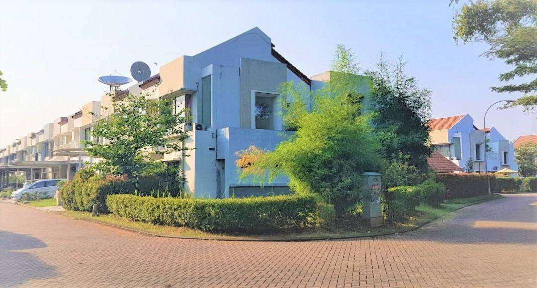 Rumah hoek full renoved 2 lantai luas 248m 9x16,5 type 3KT Cluster Cassia JGC Jakarta Garden City Cakung