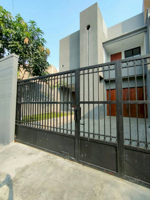 Dijual Rumah Baru Type Industrial Siap Huni Deket Jalan Raya Condet.