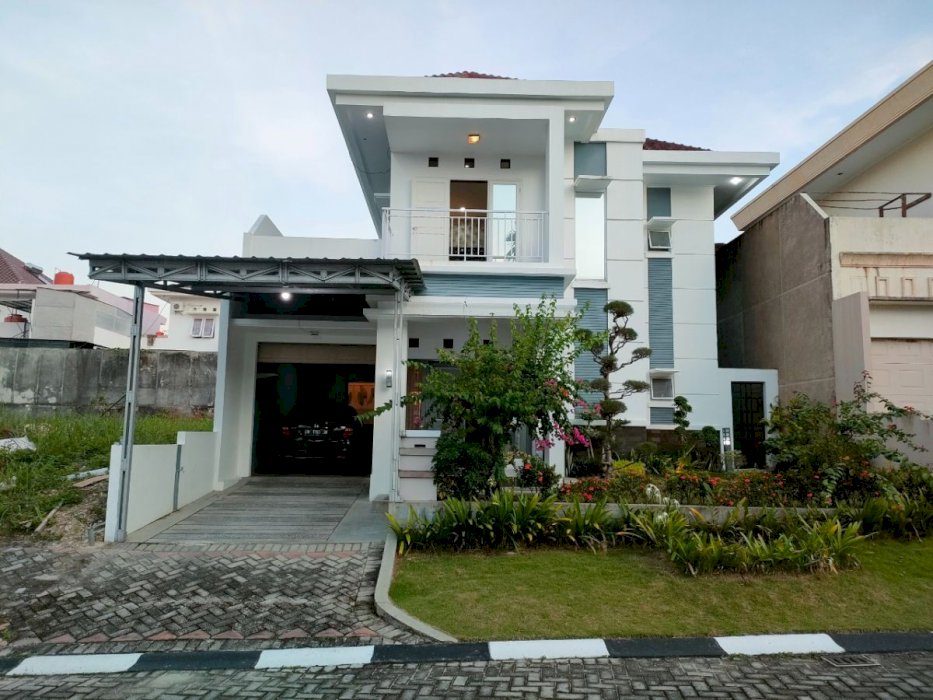 RUMAH 2 LANTAI DI JUAL +BESETA ISINYA DI KOMP BELA VISTA JL.CEMARA KIPAS -,