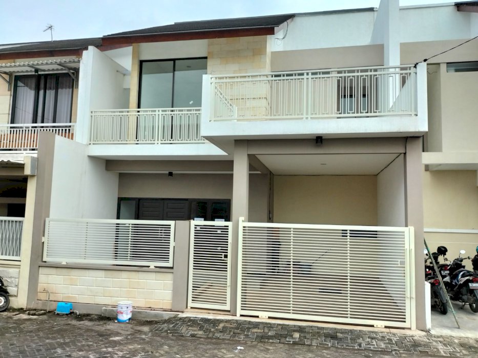 RUMAH MEWAH 2 LT DEKAT BANDARA