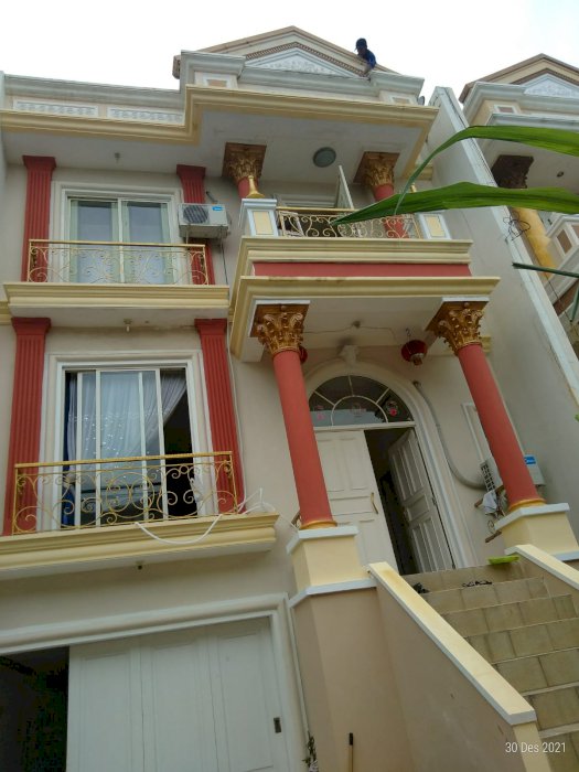 Rumah mediterania boulevard, patung kuda laut