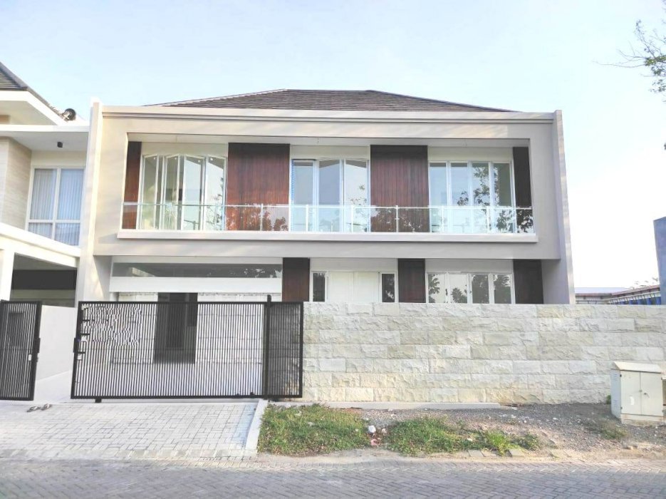 576_Dijual Rumah 2 Lantai SHGB LT 330m 15x22 LB 505m di Imperial Golf