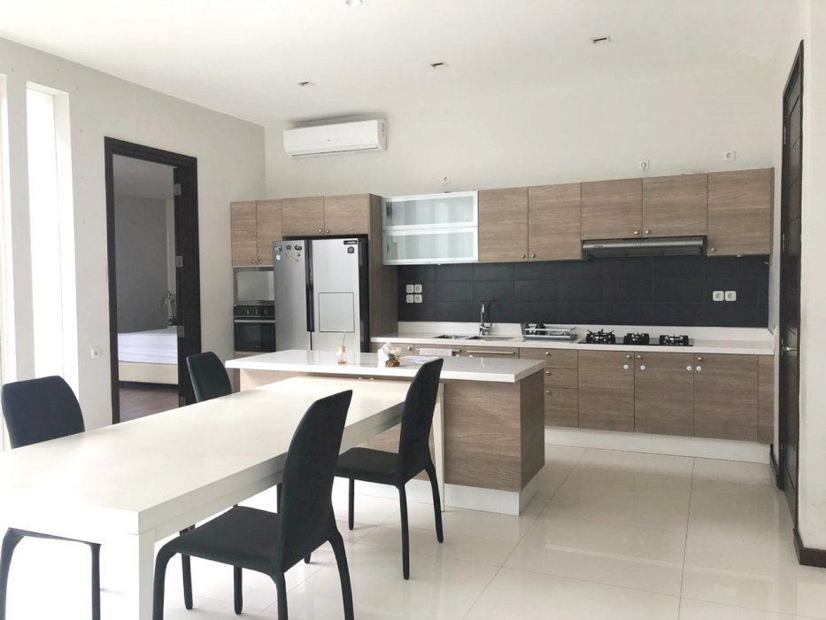 579_Dijual Rumah SHM 2 Lantai LT 375 m2 15x25 LB 400 m2 Graha Famili