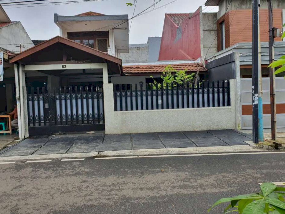Rumah lama bisa kntr atau wisma dan depan jalan.2 jalut