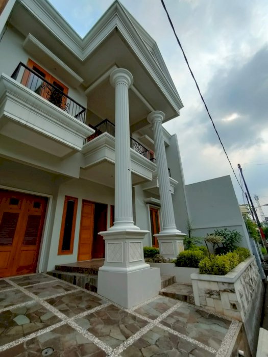 Rumah Baru Design Classic Mewah Dalam Komplek Di Duren Sawit.