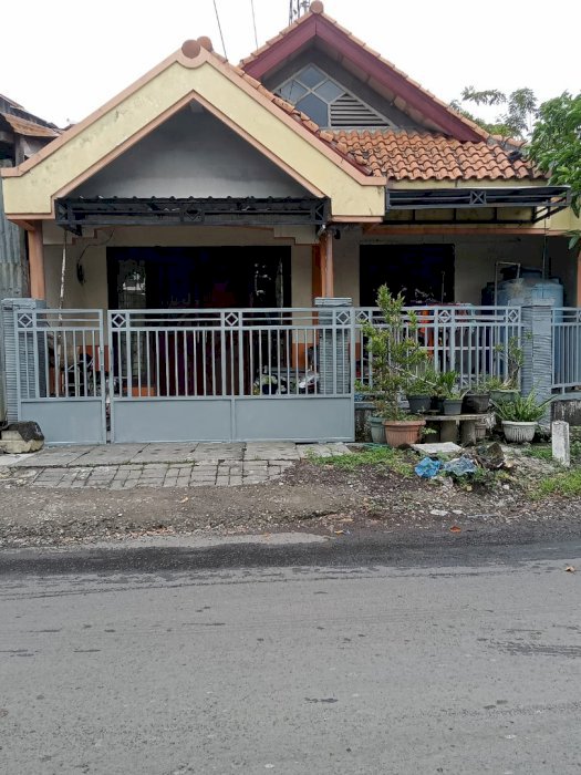 Rumah pertigaan pas sebelah jalan raya