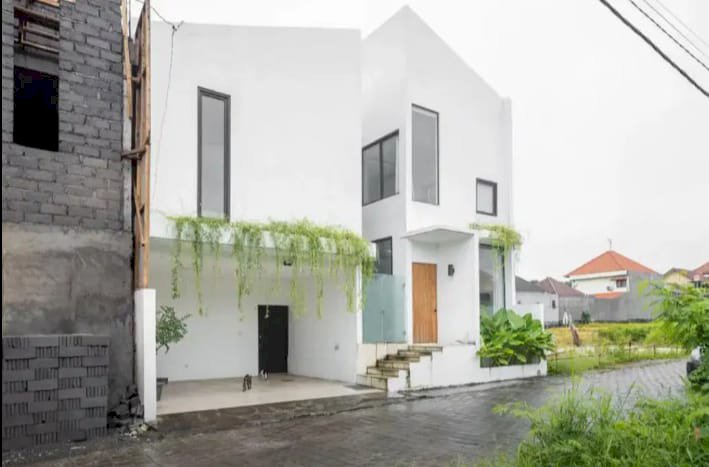 RUMAH BARU SEMI VILLA DEKAT SEMINYAK
