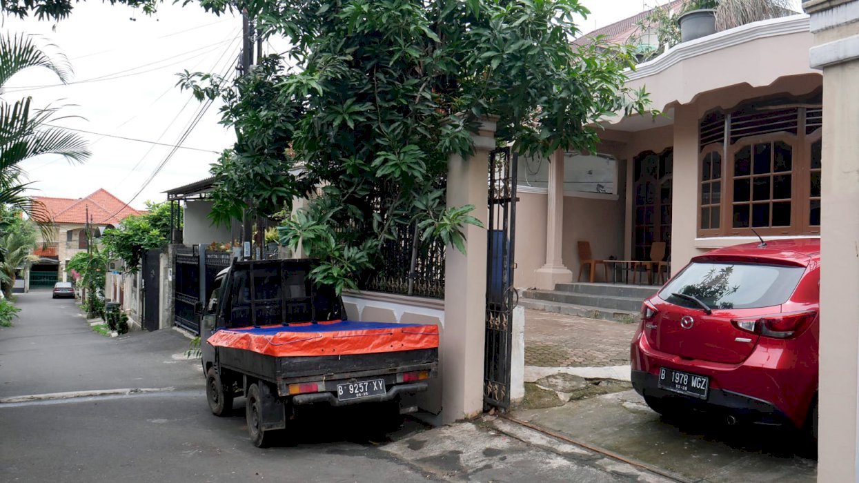 JUAL RUMAH HITUNG TANAH Dalam Komplek Perumahan Daerah Petukangan Selatan