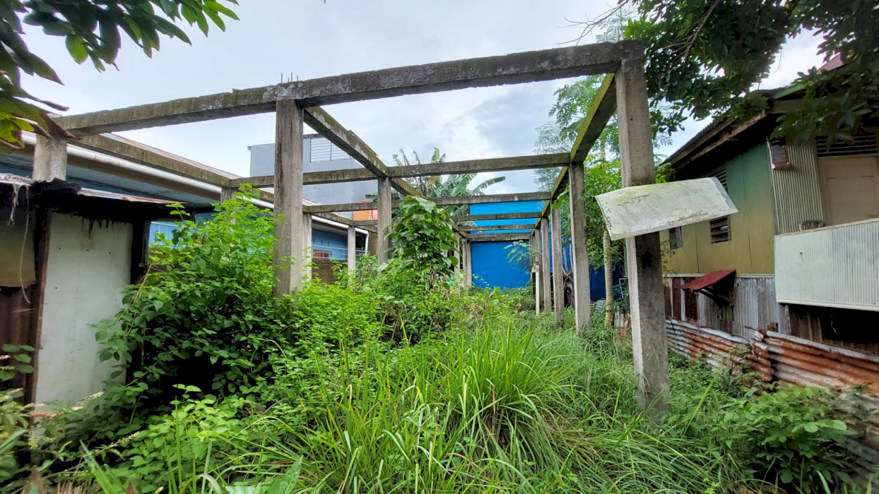 Tanah dengan bangunan konstruksi runah kos.