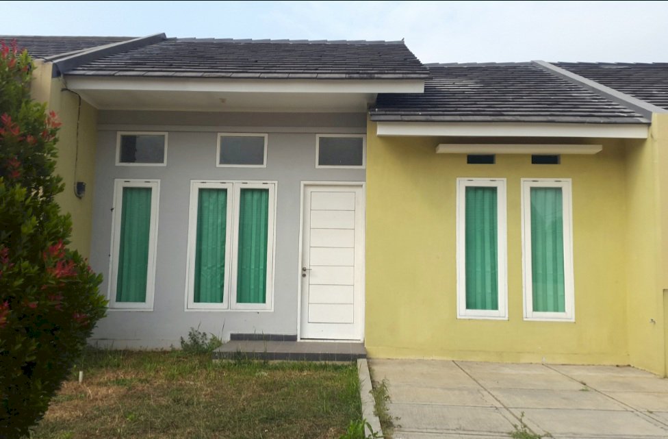 DIJUAL RUMAH LUAS NYAMAN dengan lapangan badminton  belakang