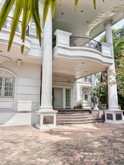 RUMAH MEWAH DI KAWASAN ELITE PONDOK INDAH JAKARTA SELATAN