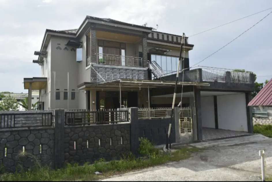 Rumah mewah 2.5 Lantai Jln . Air Dingin - Simpang 3 ( Pekanbaru )