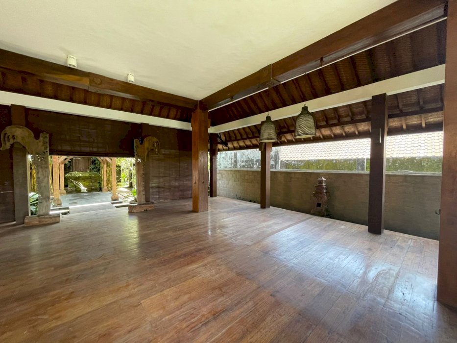 Dijual tanah murah bonus villa jalan utama Bumbak Kerobokan Kuta Bali