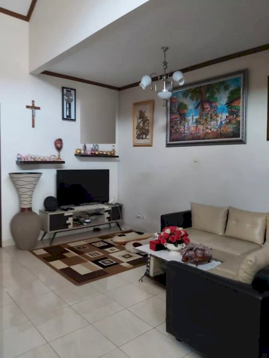 Rumah siap huni luas 8x18 144m2 type 2KT Cluster Aralia HI Harapan Indah Bekasi