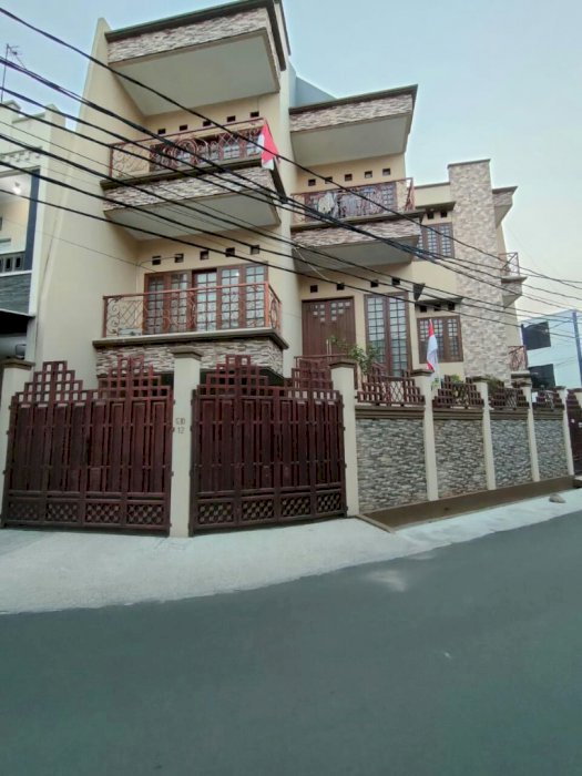 Dijual Rumah Hook Full Furnished Bangunan Kokoh Lokasi Strategis Di Pondok Kelapa Jakarta Timur.
