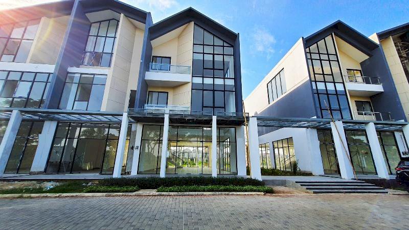 Ruko brand new 3 lantai hadap boulevard utama the New East lebar 6x15 90m2 JGC Jakarta Garden City Cakung