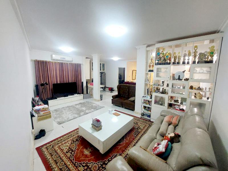 Rumah 2lt siap huni luas 10x19 192m2 type 5KT Royal Residence Cakung Jakarta Timur