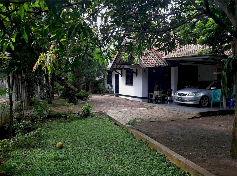 rumah nyaman halaman sangat luas di cibubur
