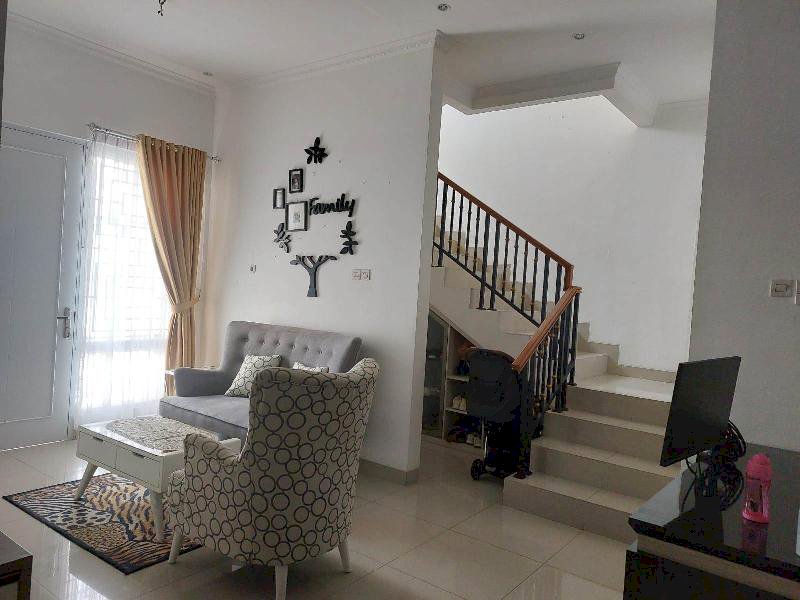 Rumah 2 lantai siap huni luas 10x16 160m2 type 4KT Royal Residence Pulo Gebang Cakung
