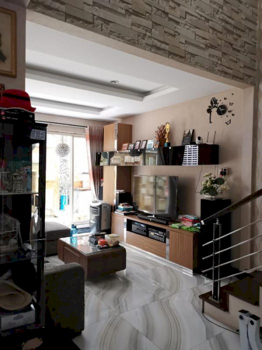 Rumah 2 lantai siap huni luas 9x20 180m2 Type 4KT Taman Modern Cakung Jakarta Timur