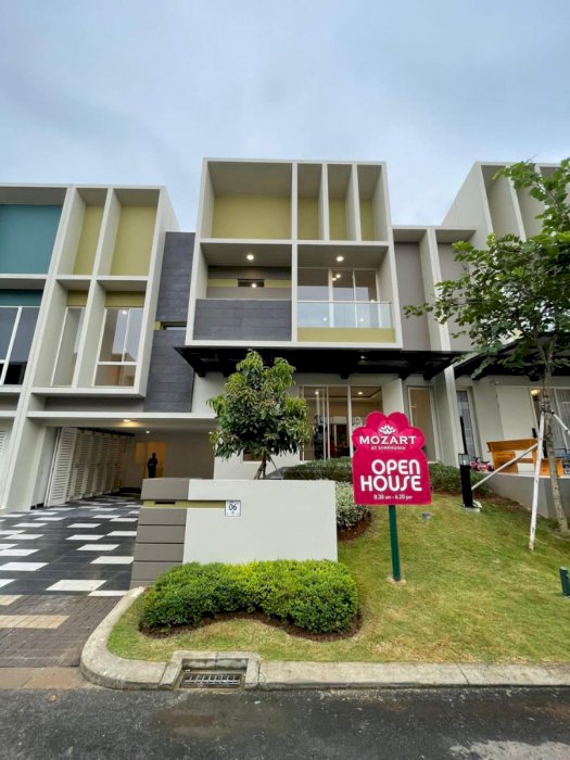 Rumah 2,5 Lantai Ada Danau Symphonia Sumarecon Serpong