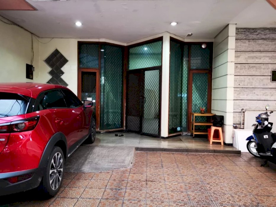 Rumah 2 lantai siap huni di gading elok raya luas 302m2 type 5KT Kelapa Gading Jakarta Utara