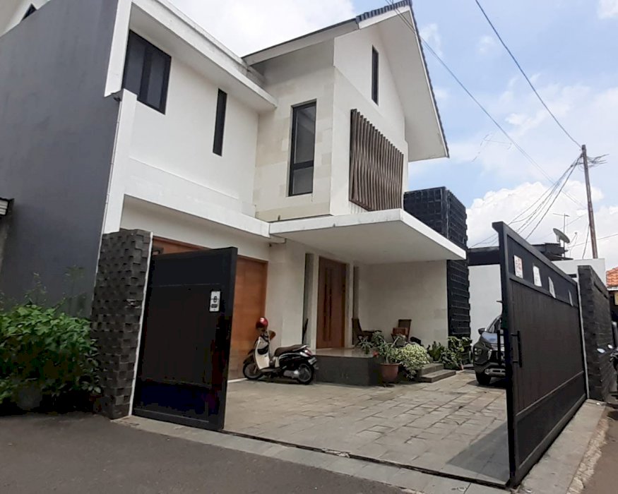 Rumah mewah 3 lantai Jakarta Selatan tersedia kolam renang