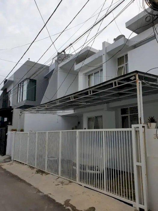 DIJUAL RUMAH ASRI DAN NYAMAN LOKASI STRATEGIS DALAM KOMPLEK POLONIA