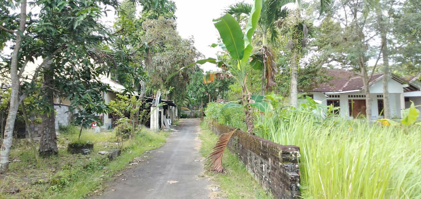 Tanah pekarangan dekat Monumen Soeharto