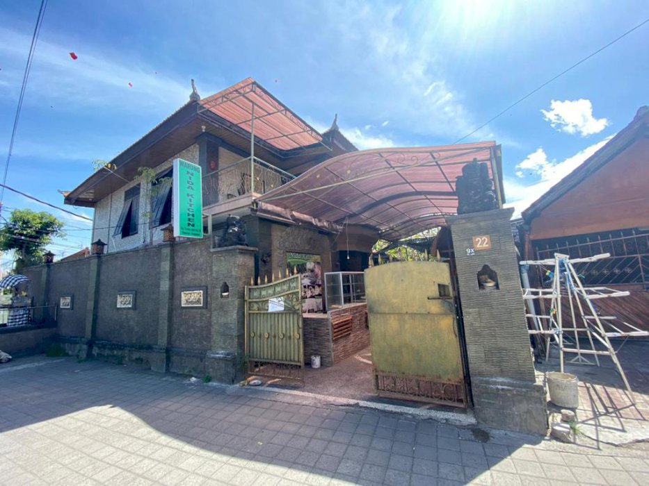 RUMAH MEGAH SESETAN DEKAT JALAN UTAMA