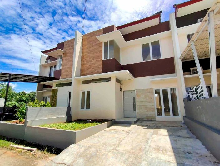 Di jual Rumah 2 lantai  di pinggir jalan utama dekat tol Jatiwarna