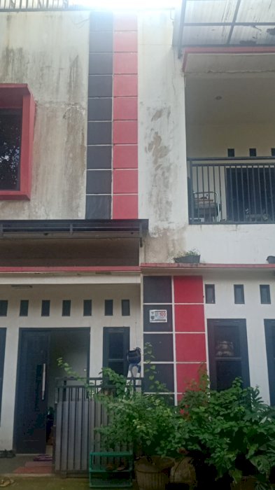 Jual rumah 3 lantai sama isinya msh bisa nego