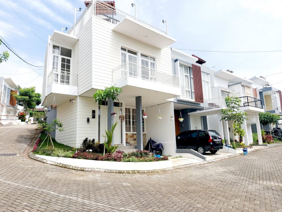 Modern Villa Dekat BNS Lingkungan Asri View Gn Panderman Menawan