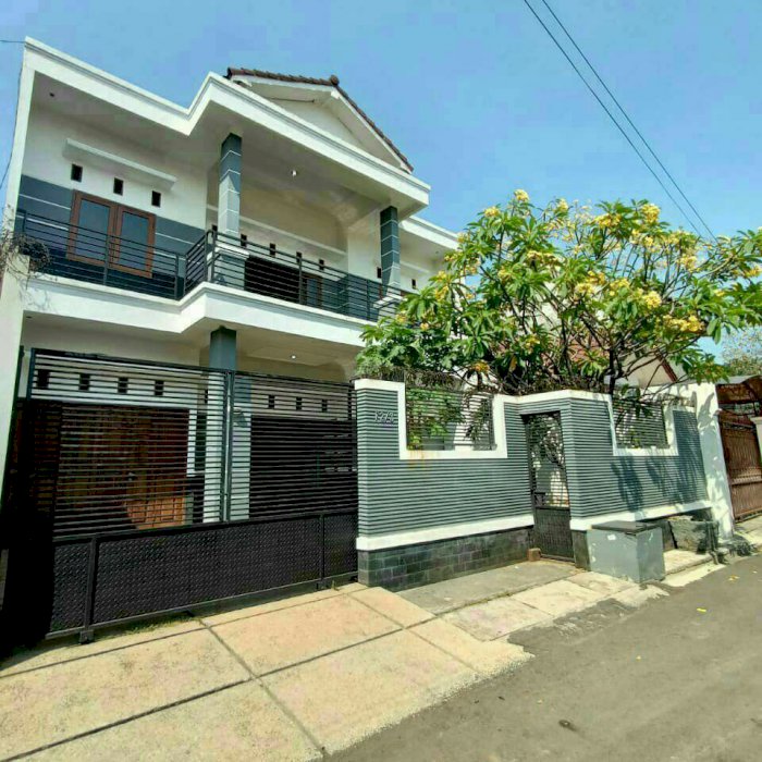 Dijual Cepat Rumah 2 Lantai Bangunan Kokoh Perlu Renovasi.