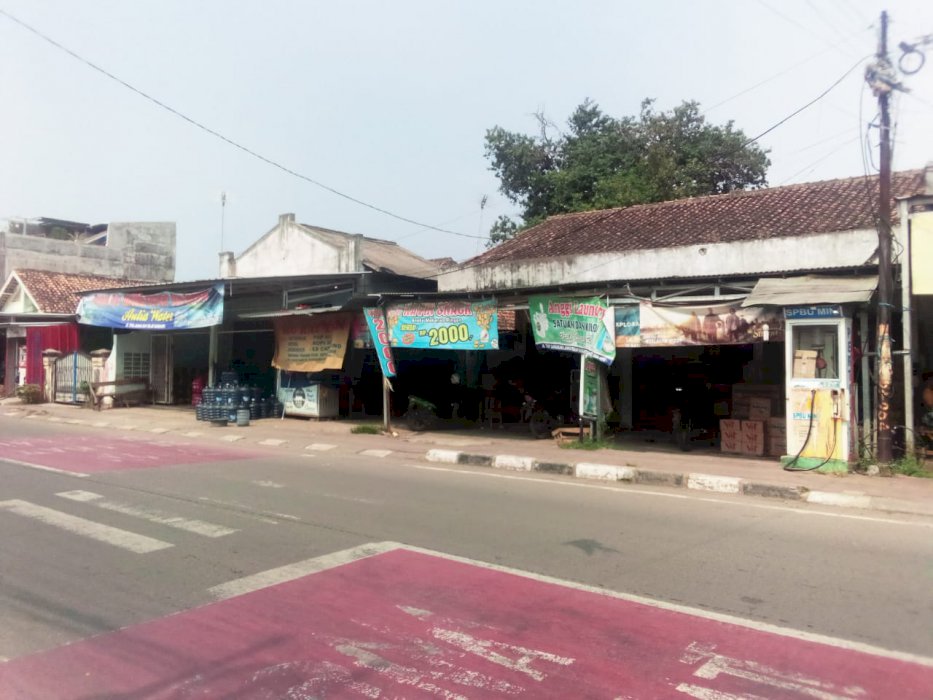 TANAH DIJUAL DIATASNYA BERDIRI BANGUNAN RUMAH TEMBOK  DAN 6 RUKO .