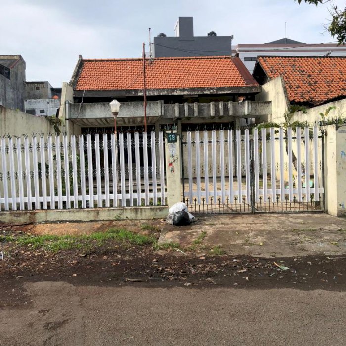 RUMAH BUTUH RENOVASI STRATEGIS PUSAT PERDAGANGAN, RAJAWALI, SURABAYA