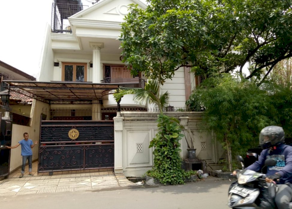 Rumah hoek siap huni luas 19x20 380m2 type 5KT Kelapa Gading Jakarta